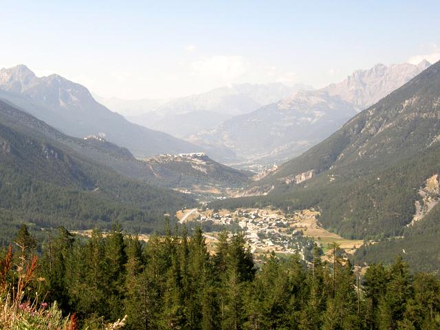 Dole v dol Briancon a jeho pevnosti